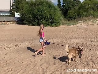 Hot blonde shows her body on the beach prior to sex