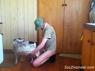 Thin dude is feeding his cock to a tiny animal